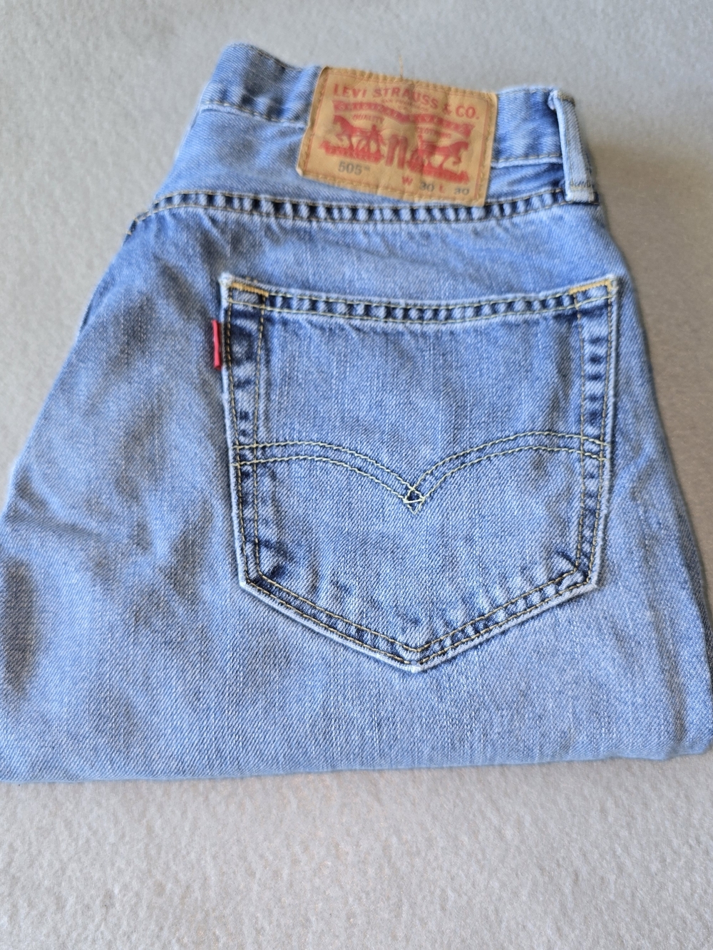 505 Levi's Men's Light Blue Straight-Leg Jeans with Signature Back Pocket